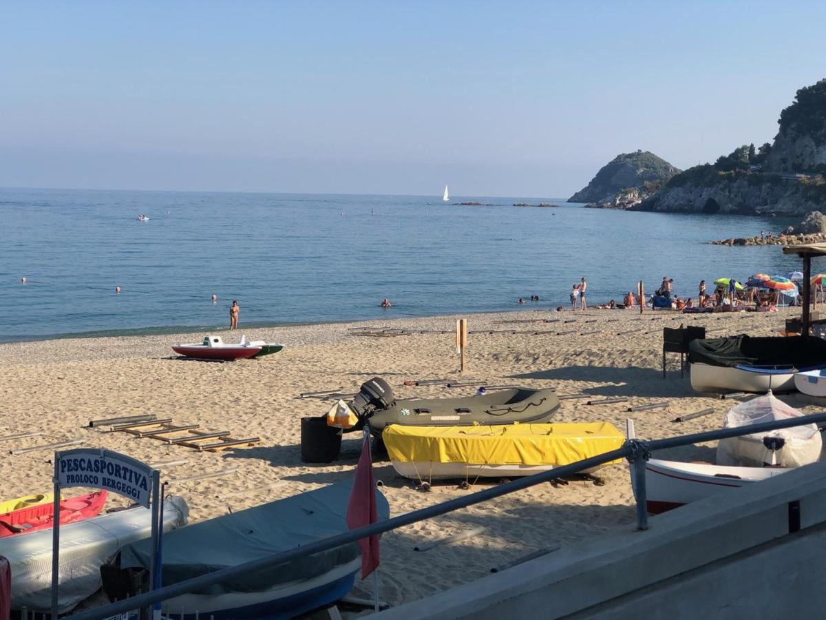 Casa Serge Vista Mare Con Ampio Terrazzo Privato بيرغيجي المظهر الخارجي الصورة